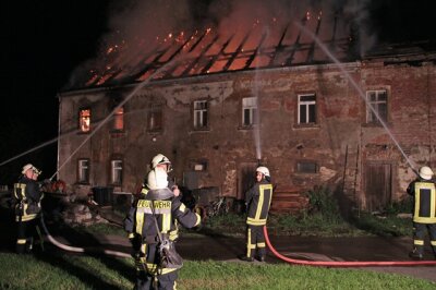 Brand in Wohnhaus in Pockau-Görsdof - Der Brand eines Wohnhauses in Pockau-Görsdorf hat in der Nacht zum Samstag Feuerwehr und Polizei auf Trab gehalten.