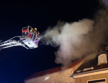 Brand in Wohnhaus - Die Feuerwehr war mit einer Drehleiter im Einsatz.