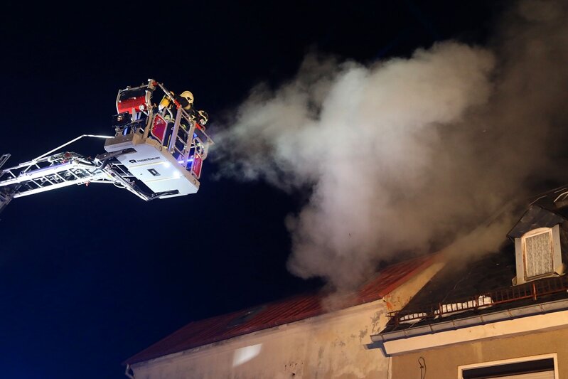 Brand in Wohnhaus - Die Feuerwehr war mit einer Drehleiter im Einsatz.