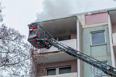 Brand in Zwönitz: Feuerwehr rückt zu Wohnblock aus - Im sechsten Stock eines Mehrfamilienhauses in Zwönitz hat es am Freitag gebrannt. 