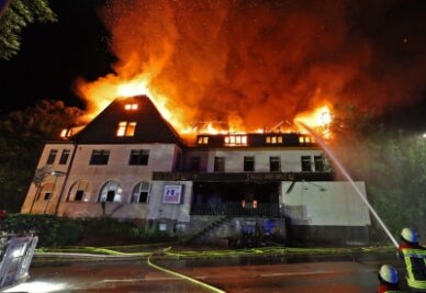 Brand lässt nur Reste vom "Unihof" stehen - Sonntagnacht: Nachdem es bereits im Erdgeschoss des "Uni" in Lichtenstein gebrannt hatte, steht nun der gesamte Dachstuhl in Flammen. Gut 140 Feuerwehrleute aus mehreren Orten kämpfen gegen das Flammenmeer. 