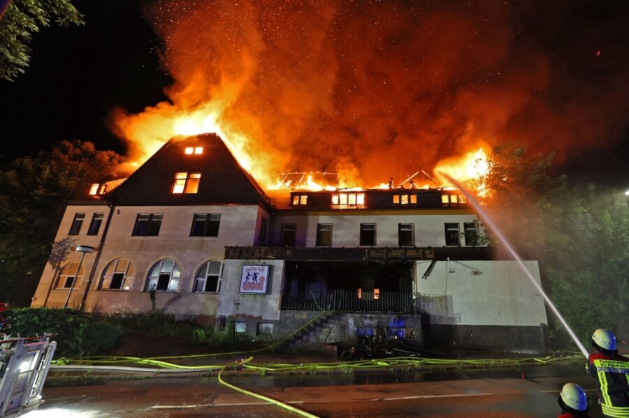 Sonntagnacht: Nachdem es bereits im Erdgeschoss des "Uni" in Lichtenstein gebrannt hatte, steht nun der gesamte Dachstuhl in Flammen. Gut 140 Feuerwehrleute aus mehreren Orten kämpfen gegen das Flammenmeer. 