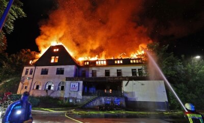 Brand lässt nur Reste vom "Unihof" stehen - Sonntagnacht: Nachdem es bereits im Erdgeschoss des "Uni" in Lichtenstein gebrannt hatte, stand der gesamte Dachstuhl in Flammen. 