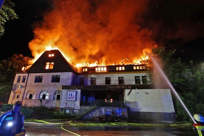 Sonntagnacht: Nachdem es bereits im Erdgeschoss des "Uni" in Lichtenstein gebrannt hatte, stand der gesamte Dachstuhl in Flammen. 