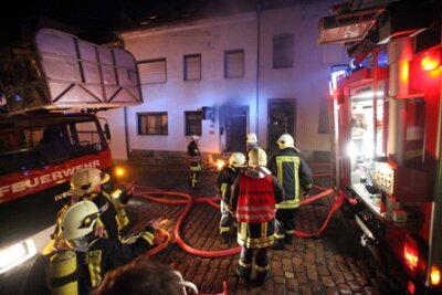 Brand macht Haus in Meerane unbewohnbar - 39 Feuerwehrleute mussten am Freitagabend in Meerane einen Brand löschen.