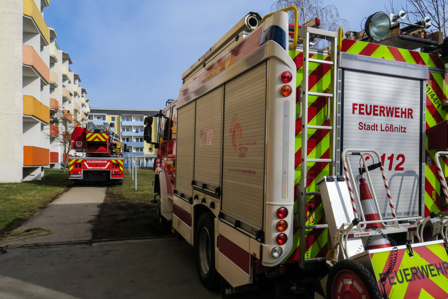 Brand mit einem Toten in Lößnitz: Ursache geklärt - Als die Feuerwehr am Montag in die Wohnung in Lößnitz gelangte, war der Brand in der Küche bereits ausgegangen.