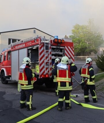 Brand nach Sägearbeiten - Die Feuerwehrleute eilten am Dienstagabend zu einem Brand an die Amalienstraße.