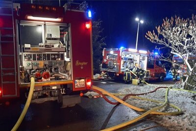 Brand und Explosion in Reichenbach nahe der A 4: Zwei Verletzte - Insgesamt zehn Feuerwehren sind am Ort des Geschehens.
