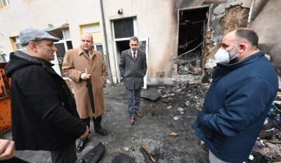 Brand vor Moschee: Motiv noch unklar - Der türkische Generalkonsul Rifki Olgun Yücekök (2. von links) informierte sich am Montag vor Ort über die Brandschäden an der Moschee. 