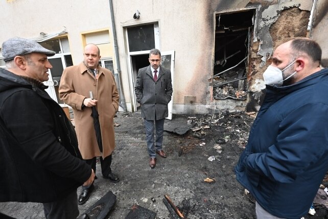 Der türkische Generalkonsul Rifki Olgun Yücekök (2. von links) informierte sich am Montag vor Ort über die Brandschäden an der Moschee. 
