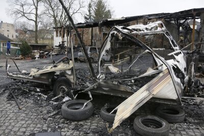 Brand zerstört Garagen und Fahrzeuge - 