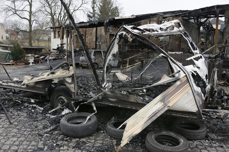 Brand zerstört Garagen und Fahrzeuge - 