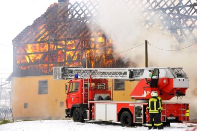 Brand zerstört Scheune in Niederwiesa - Diese Scheune