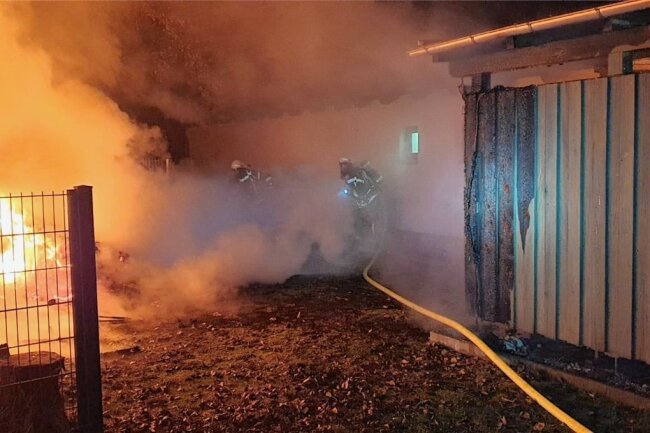 Brandgefährliches Spiel in Penig: Vorsätzliche Brandstiftung - In der Nacht zum 29.11.2022 hat ein Geräteschuppen an den Kellerbergen in Penig gebrannt. Foto: Thomas Cramer