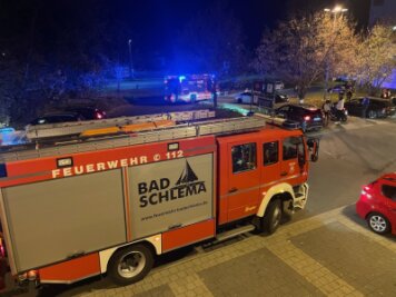 Brandmelder eingeschlagen: Auer Kaufland kurzzeitig evakuiert - Ein mutwillig eingeschlagener Handmelder löste am Freitagabend einen Feuerwehreinsatz im Kaufland in Aue aus. 