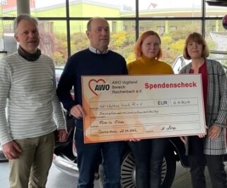 Brandopfer erhalten 6630 Euro-Spende - Jochen und Svitlana Glaß (Mitte) haben den symbolischen Scheck von Holger Uebel (li.) und Marion Lange entgegengenommen. 