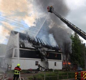 Brandopfer treffen ihren Lebensretter - Zu Himmelfahrt brach ein Brand in einem Schuppen an der Garnsdorfer Hauptstraße aus, der dann auch das Wohnhaus erfasste. 