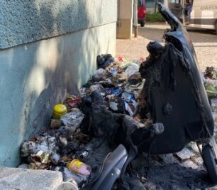Brandschutt bleibt auf Gehweg liegen - Ein Hindernis am Eingang zur Innenstadt: Die Überreste einer abgebrannten Mülltonne liegen seit zwei Tagen auf dem Gehweg. 