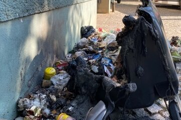 Ein Hindernis am Eingang zur Innenstadt: Die Überreste einer abgebrannten Mülltonne liegen seit zwei Tagen auf dem Gehweg. 