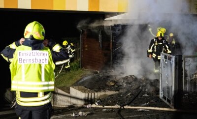 Brandserie: Feuerwehr erkennt ein Muster - Der Brand von Mülltonnen am Kindergarten in Bernsbach griff auf einen Schuppen über. Das Spielzeug darin verbrannte. 