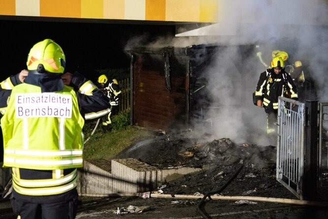 Brandserie: Feuerwehr erkennt ein Muster - Der Brand von Mülltonnen am Kindergarten in Bernsbach griff auf einen Schuppen über. Das Spielzeug darin verbrannte. 