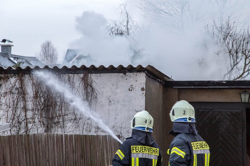 Brandserie im Erzgebirge geht weiter: Schuppen in Geyer in Flammen - 