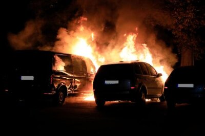 Brandserie in Chemnitz: Tatverdächtiger wieder auf freiem Fuß - Mehrere Autos in Chemnitz standen in der Nacht zum Montag in Flammen.