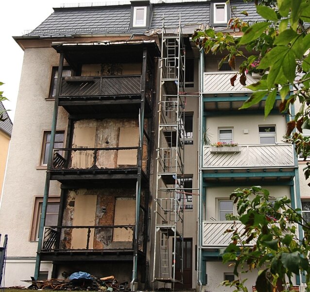Brandserie in Glauchau: Feuer an fünf verschiedenen Stellen - 
              <p class="artikelinhalt">Die Balkons dieses Wohnhauses wurden ein Raub der Flammen. </p>
            