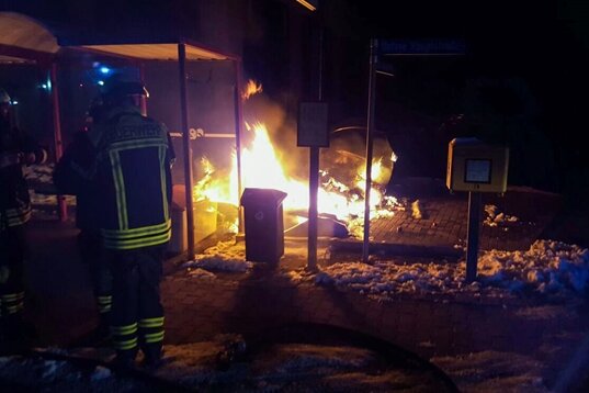 Brandserie in Oelsnitz hält Feuerwehren in Atem - 