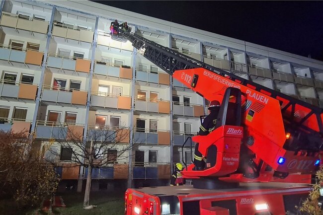Im Zusammenhang mit den Bränden in einem Wohnblock an der Isidor-Goldberg-Straße in Plauen hat es am Samstag zwei Wohnungsdurchsuchungen gegeben.