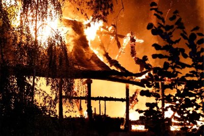 Brandserie: Verdächtiger von Frankenberg selbst Feuerwehrmann - Am 14. Juni 2023 wurde die Feuerwehr gegen 23 Uhr in den Ortsteil Mühlbach zum Brand dieses leerstehenden Hauses gerufen.