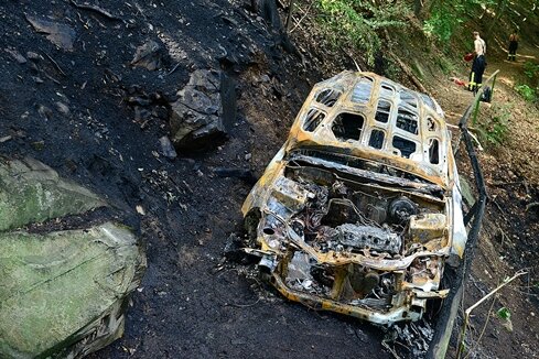 Brandstifter aus Mittweida verurteilt - Mit seinem Auto war der Angeklagte auf dem Wanderweg bei Lauenhain cirka 400 Meter in den Wald hinein gefahren und hatte den Wagen dann in Brand gesteckt.