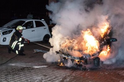 Brandstifter unterwegs: Drei Autos in Lößnitz angezündet - 