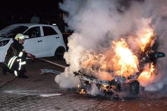 Brandstifter unterwegs: Drei Autos in Lößnitz angezündet - 