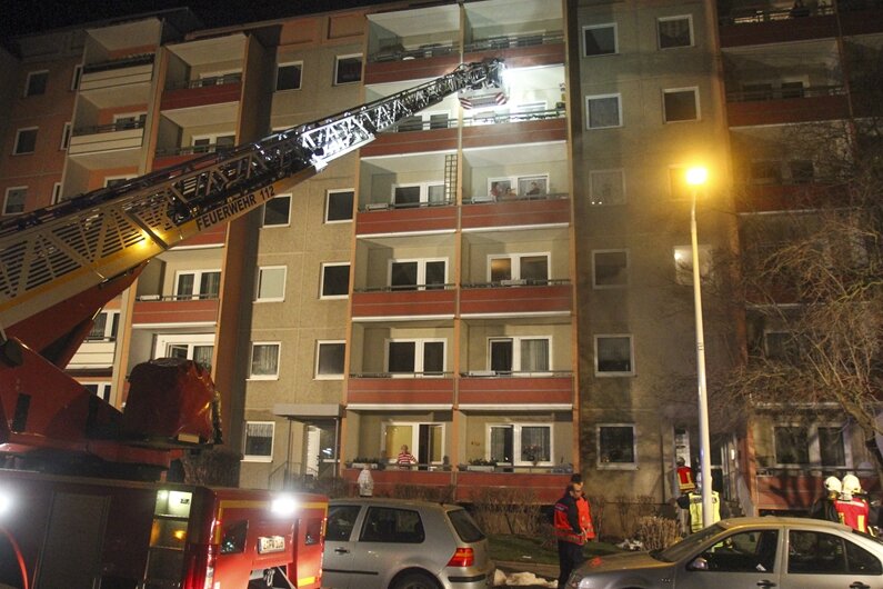 Brandstifter zündelt in Zwickau - acht Verletzte - Ein unbekannter Brandstifter hat am Montagabend den Keller eines Mehrfamilienhauses an der Dortmunder Straße in Zwickau in Brand gesteckt.