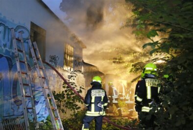 Brandstifter zünden Lagerhalle in Chemnitz an - 