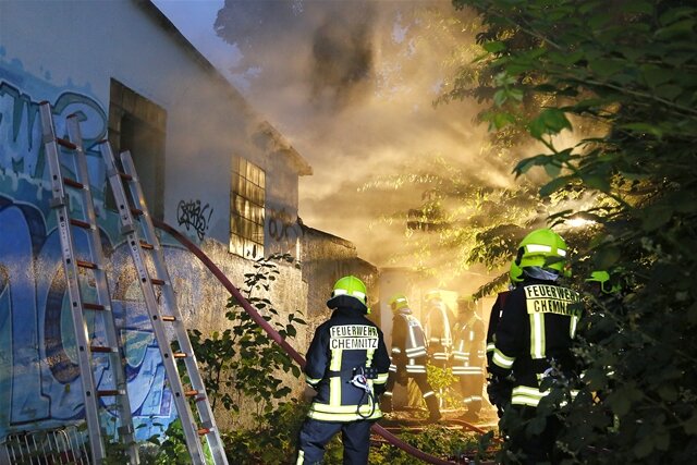 Brandstifter zünden Lagerhalle in Chemnitz an - 