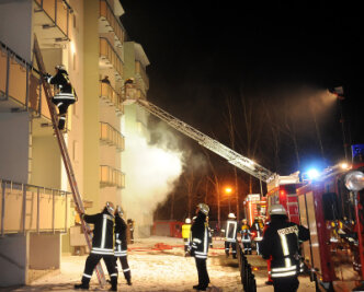 Nachdem am Sonntagabend im Neubaublock Ottendorfer Hang 5 in Hainichen ein Feuer ausgebrochen war, musste die Wehr Menschenleben über die Leitern retten. 