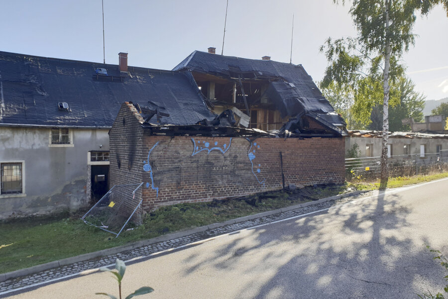 Brandstiftung an Abrissgebäude - Zeugen gesucht - In einem Abrissgebäude an der Erdmannsdorfer Straße in Flöha war das Feuer ausgebrochen. 