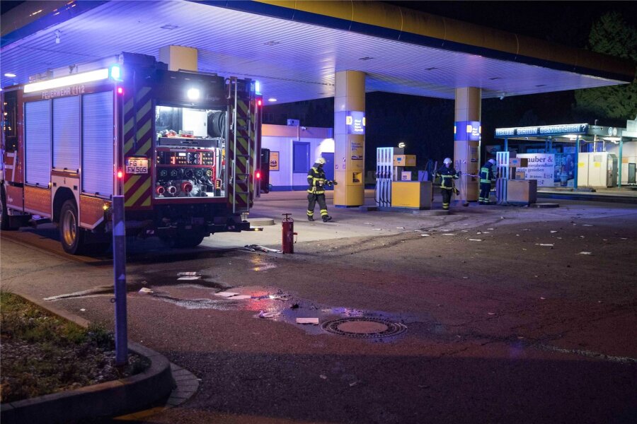 Brandstiftung an Tankstelle in Freiberg: Verdächtige ermittelt - An der Jet-Tankstelle Olbernhauer Straße in Freiberg gab es eine Brandstiftung.