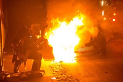 Brandstiftung in Annaberg: Pkw steht in Flammen - 