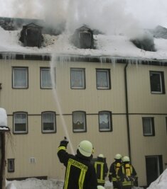 Brandstiftung in Lößnitz: Das Motiv des Angeklagten liegt weiter im Dunkeln - Die Feuerwehr beim Löschen des Feuers in Lößnitz. Das Haus steht bis heute leer.