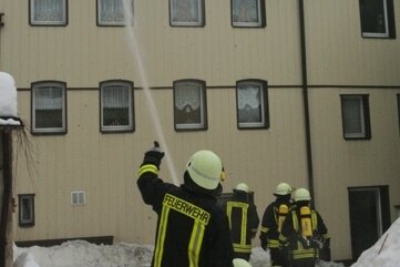 Brandstiftung in Lößnitz: Das Motiv des Angeklagten liegt weiter im Dunkeln - Die Feuerwehr beim Löschen des Feuers in Lößnitz. Das Haus steht bis heute leer.