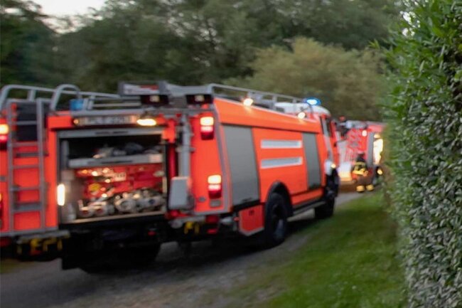Brandstiftung in Plauener Gartenlaube: Opfer leben seither in Angst - Feuerwehreneinsatz am Samstagabend in der Kleingartenanlage "Am Gut Heidenreich". 