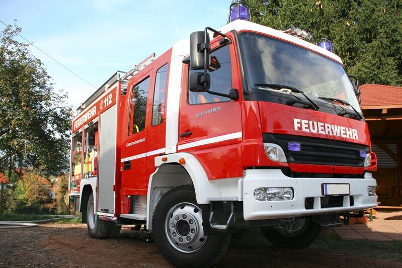 Brandstiftung: Rentnerin bei Feuer in Wohnblock verletzt - 