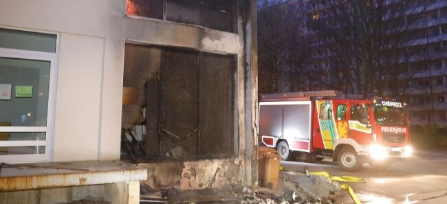 Gegen 4.30 Uhr brannte eine Papiertonne an der Straße Usti nad Labem, die Flammen griffen auf die Fassade eines Ärztehauses über. 