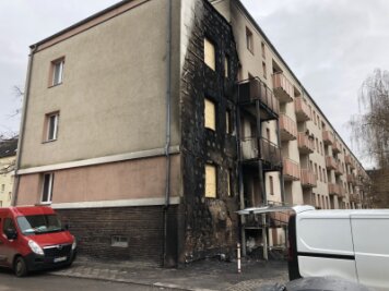 Brandstiftung vor Haus in Zwickau - Feuerwehrleute weckten Bewohner - Die Fassade wurde großflächig verrußt.