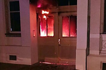 Brandstiftung vor Mehrfamilienhaus in Gablenz - 
