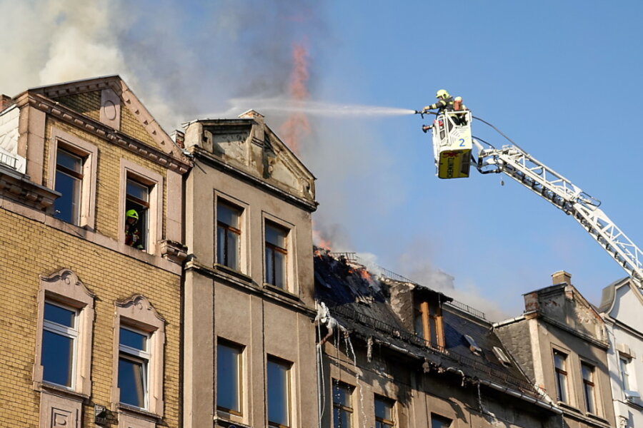 Brandursache an Frankenberger Straße ermittelt - Als die Kameraden eintrafen, schlugen Flammen aus dem Dach des Gebäudes.