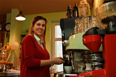 Brasilianisches Flair in Penig: Familie eröffnet „Café der Liebe“ - Júlia Eichert, eine studierte Innenarchitektin, steht seit November mittwochs bis sonntags hinter der Theke. Wie sie richtig Cappuccino und andere Kaffeespezialitäten zubereitet, hat sie in einem Crashkurs von Michele Hermisdorff gelernt.